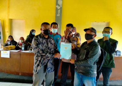 Masyarakat Terima Sertifikat Tanah Dari Desa Melalui Program PTSL